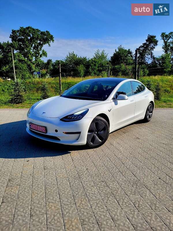 Седан Tesla Model 3 2019 в Львове