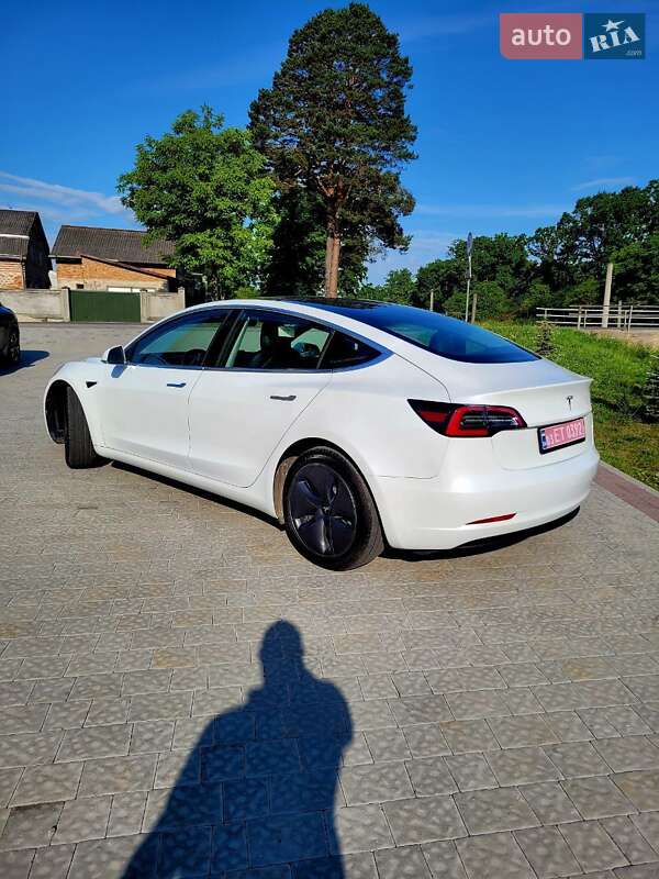 Седан Tesla Model 3 2019 в Львове