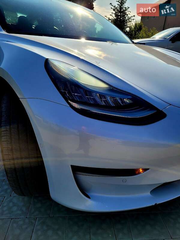 Седан Tesla Model 3 2019 в Львове
