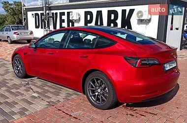 Седан Tesla Model 3 2022 в 