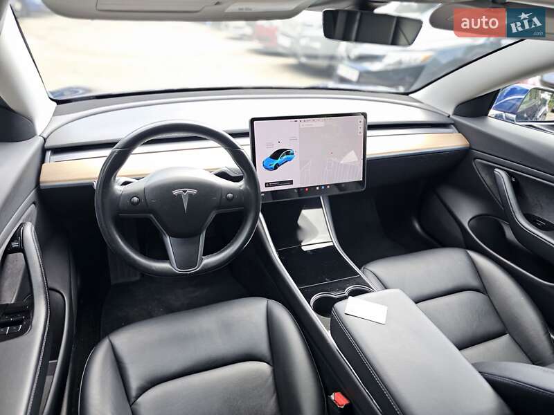 Седан Tesla Model 3 2018 в Львове