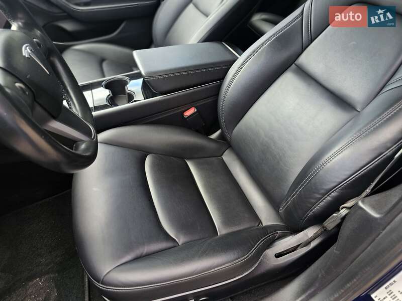 Седан Tesla Model 3 2018 в Львове