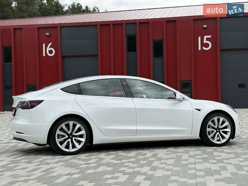 Седан Tesla Model 3 2019 в Львове