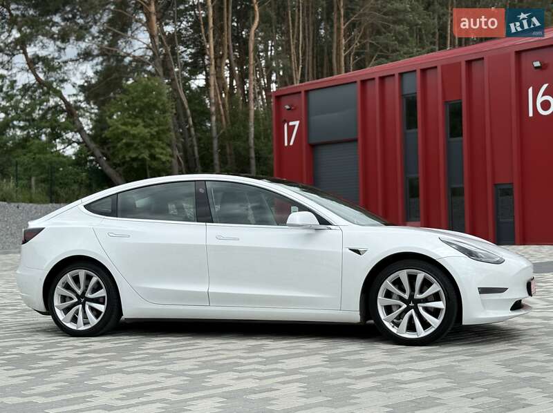 Седан Tesla Model 3 2019 в Львове