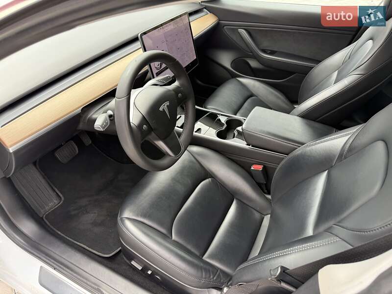 Седан Tesla Model 3 2019 в Львове