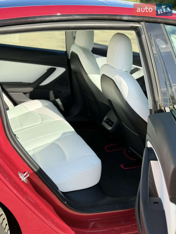 Седан Tesla Model 3 2020 в Рівному