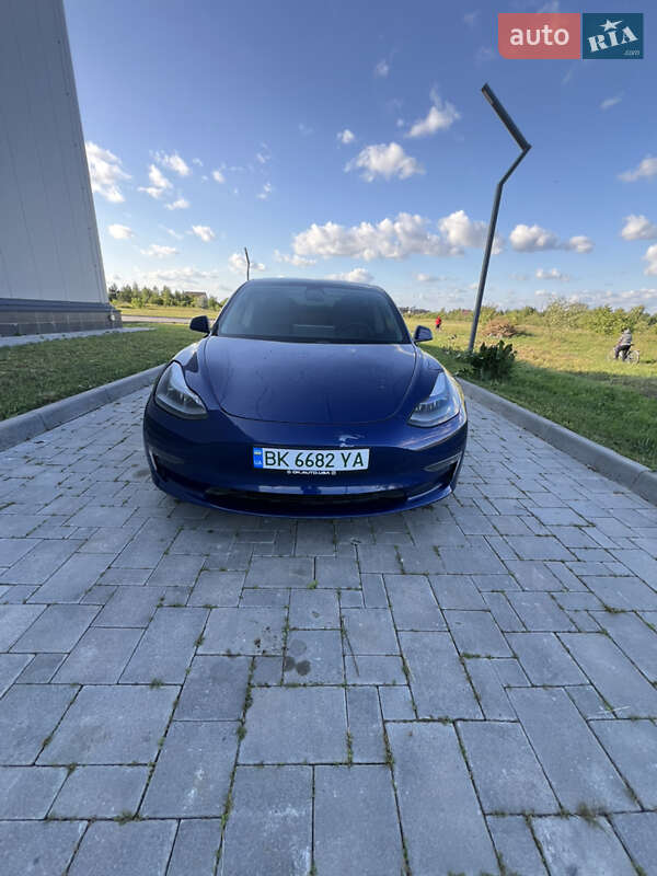 Седан Tesla Model 3 2021 в Здолбунове