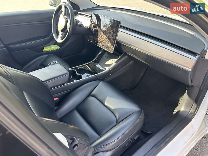 Седан Tesla Model 3 2018 в Киеве