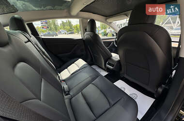 Седан Tesla Model 3 2022 в 