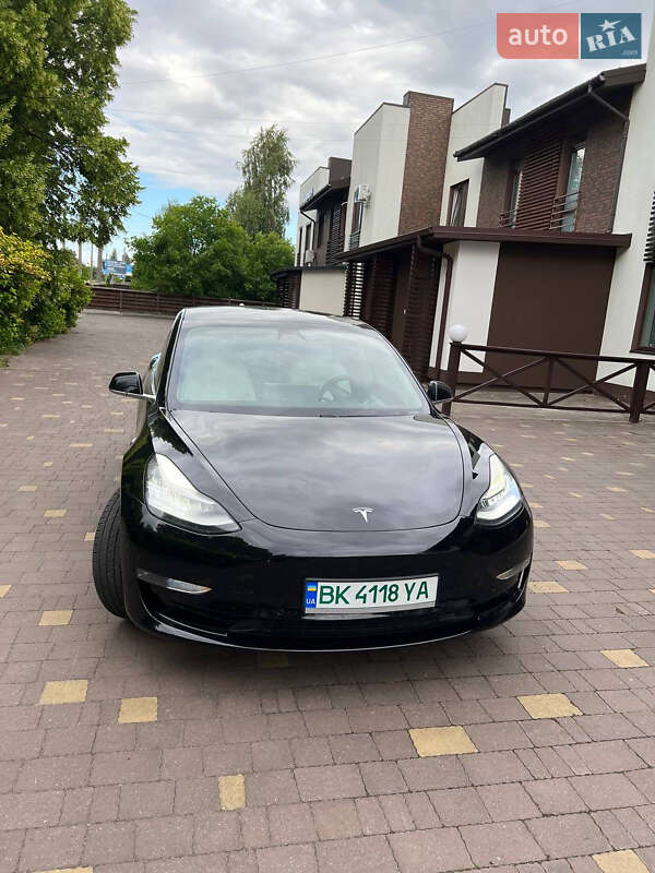 Седан Tesla Model 3 2019 в Ровно