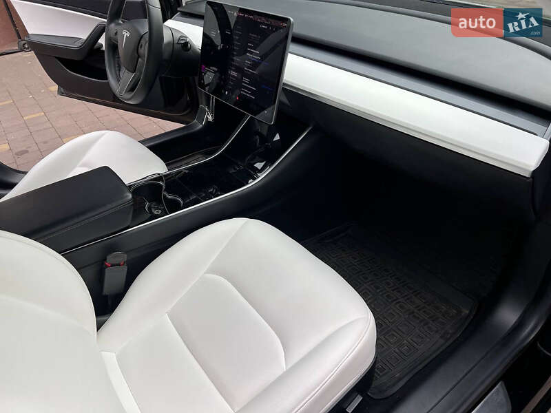 Седан Tesla Model 3 2019 в Ровно