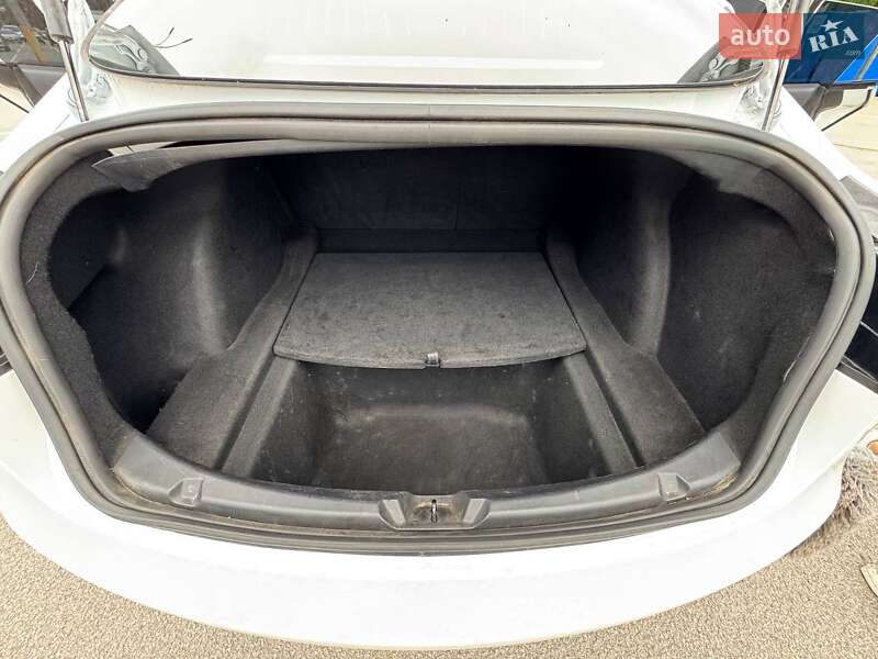Седан Tesla Model 3 2019 в Кам'янському