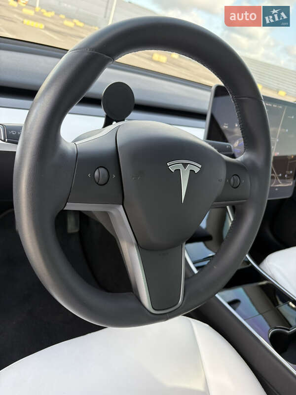 Седан Tesla Model 3 2019 в Львові