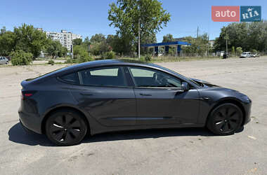 Седан Tesla Model 3 2024 в 
