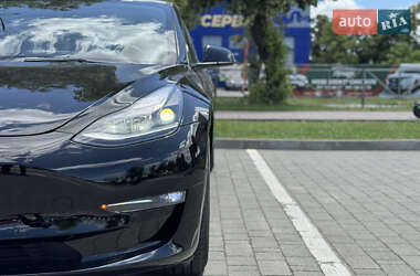 Седан Tesla Model 3 2022 в 
