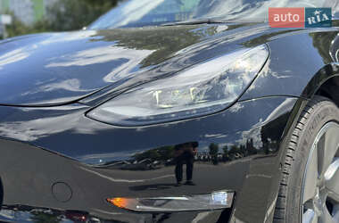 Седан Tesla Model 3 2022 в 