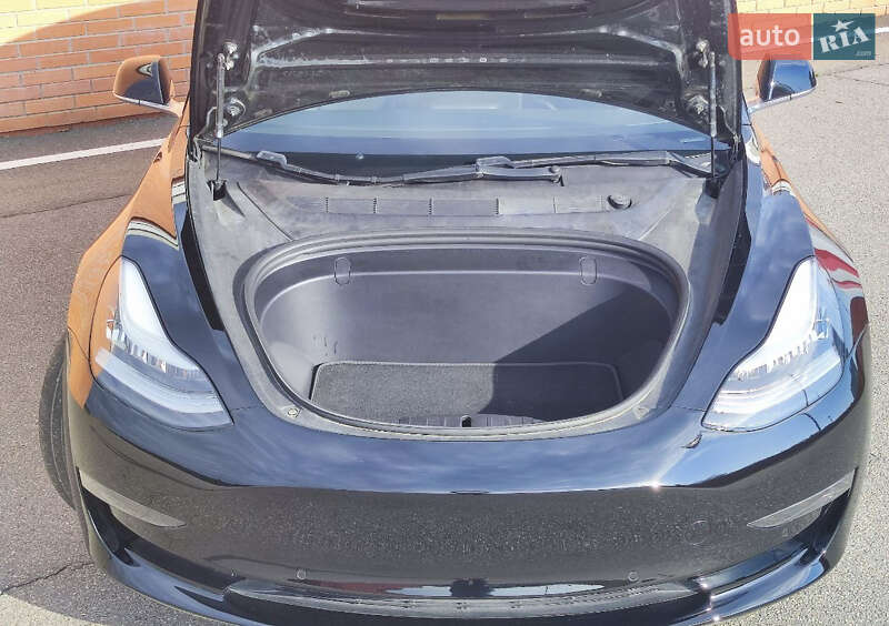 Седан Tesla Model 3 2019 в Киеве