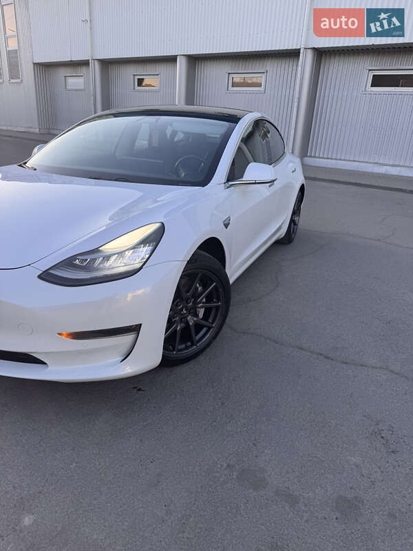 Седан Tesla Model 3 2018 в Луцке