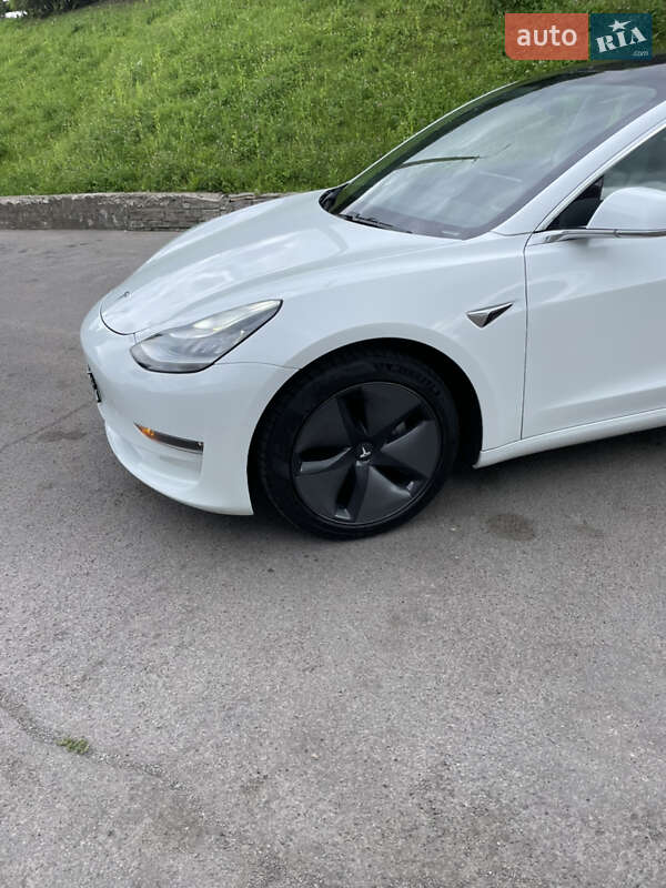 Седан Tesla Model 3 2018 в Луцке