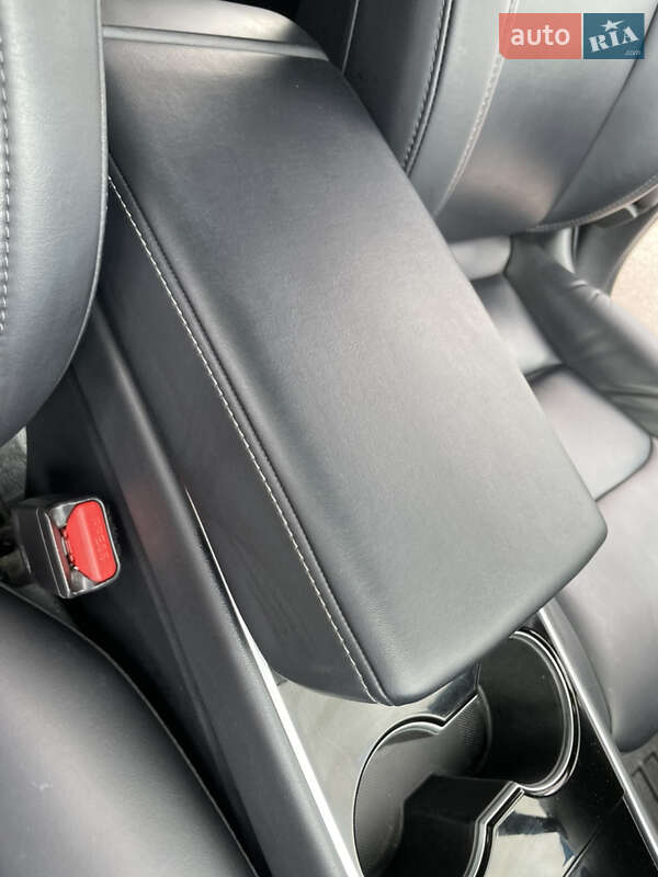 Седан Tesla Model 3 2018 в Луцке