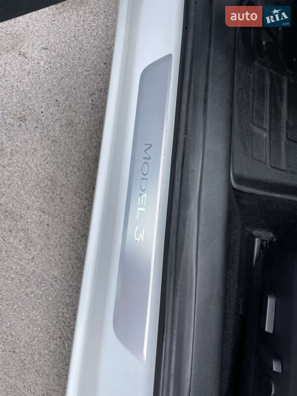Седан Tesla Model 3 2018 в Луцке
