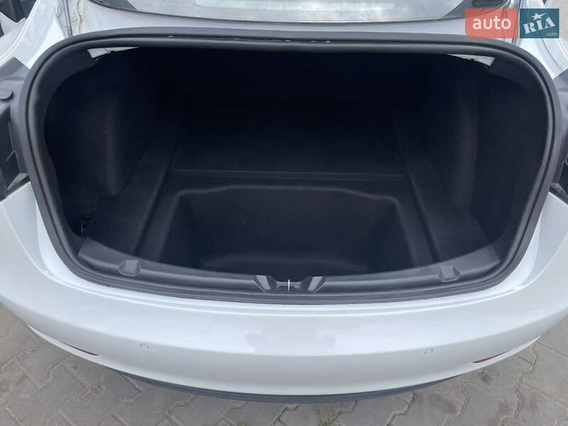 Седан Tesla Model 3 2018 в Луцке