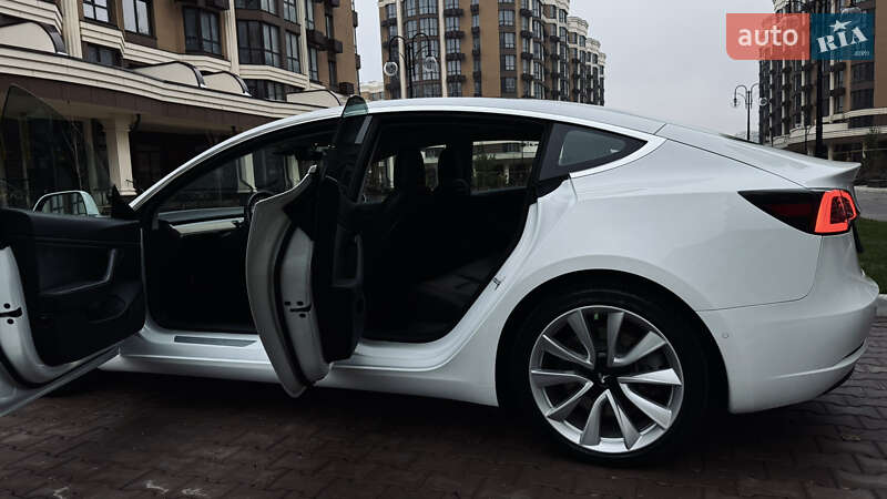 Седан Tesla Model 3 2018 в Киеве