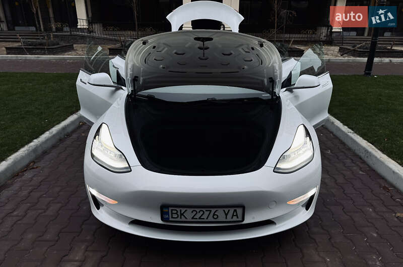 Седан Tesla Model 3 2018 в Киеве