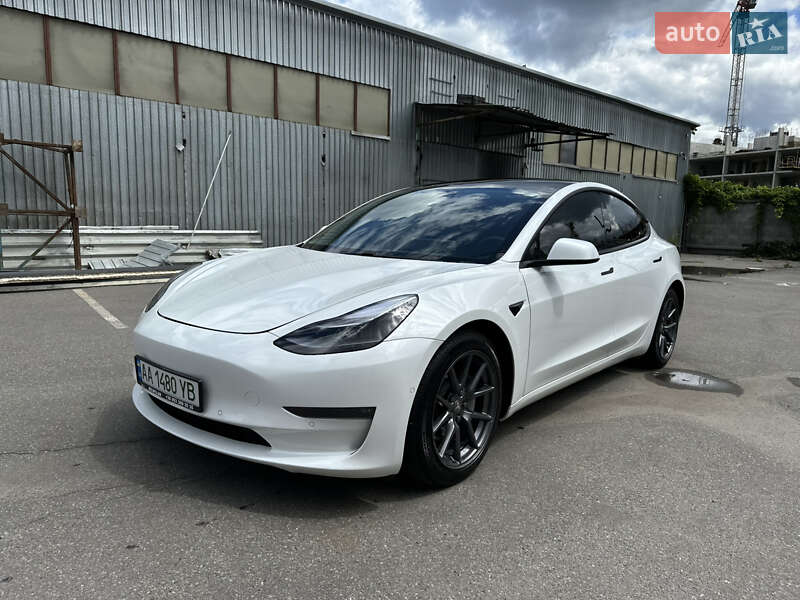 Седан Tesla Model 3 2021 в Киеве