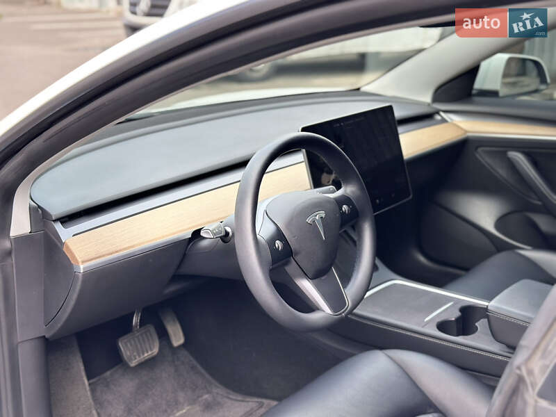 Седан Tesla Model 3 2021 в Киеве