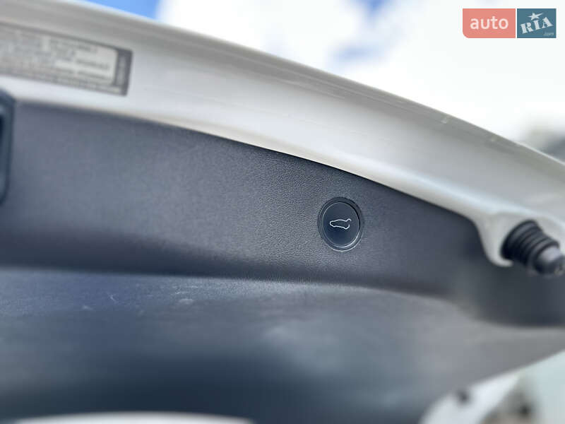 Седан Tesla Model 3 2021 в Киеве