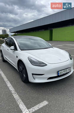 Седан Tesla Model 3 2023 в 