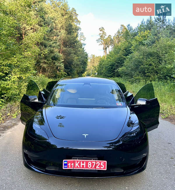 Седан Tesla Model 3 2023 в 