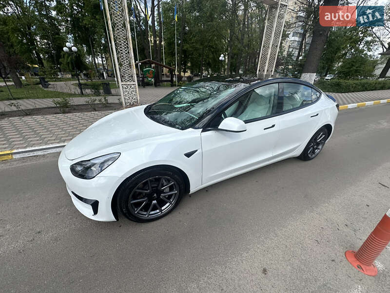 Седан Tesla Model 3 2022 в Киеве