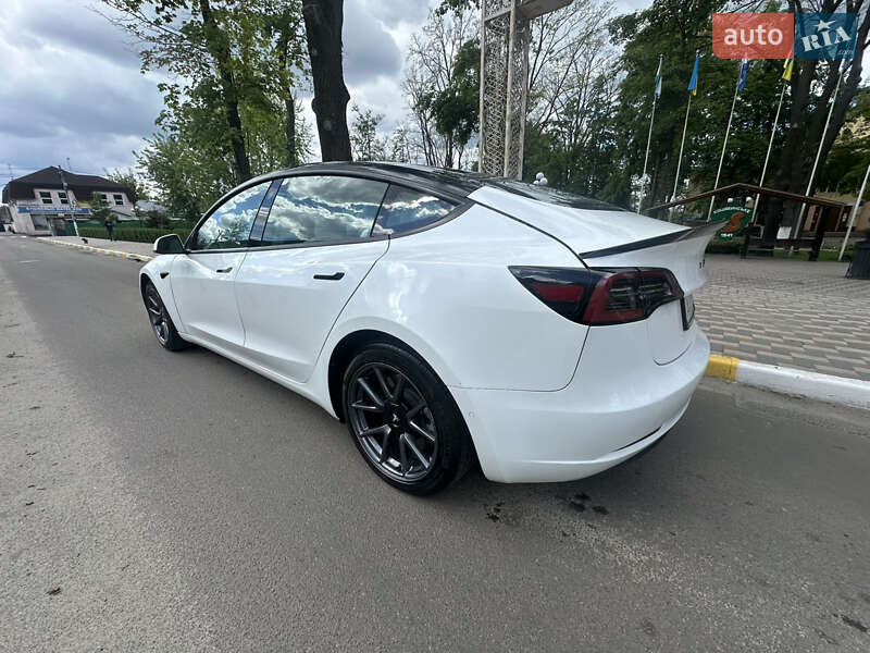 Седан Tesla Model 3 2022 в Киеве