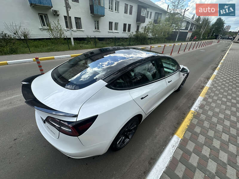 Седан Tesla Model 3 2022 в Киеве