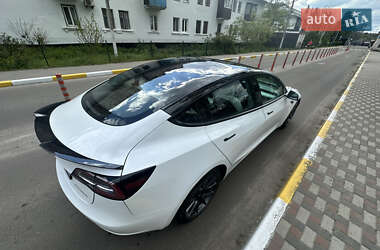 Седан Tesla Model 3 2022 в 