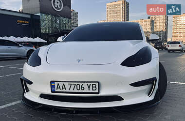 Седан Tesla Model 3 2022 в 