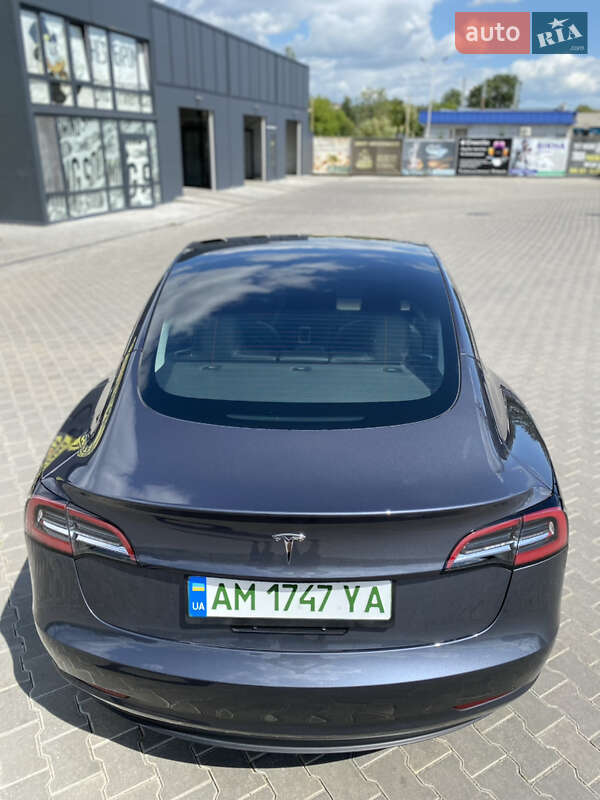 Седан Tesla Model 3 2022 в Звягелі