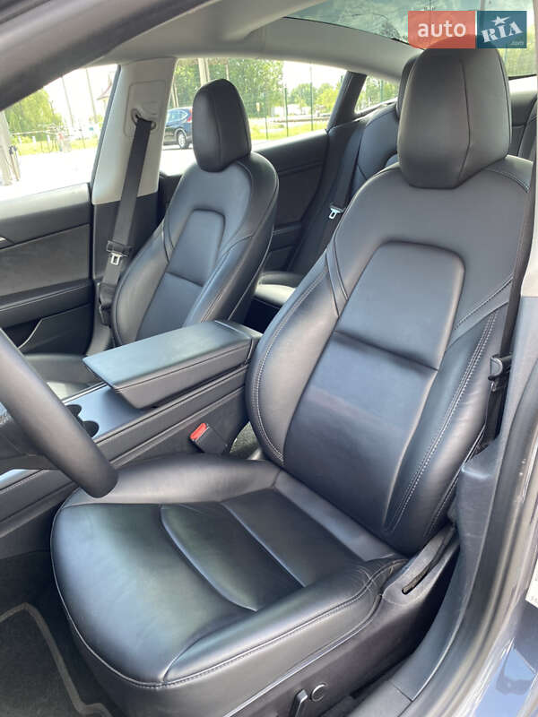Седан Tesla Model 3 2022 в Звягелі