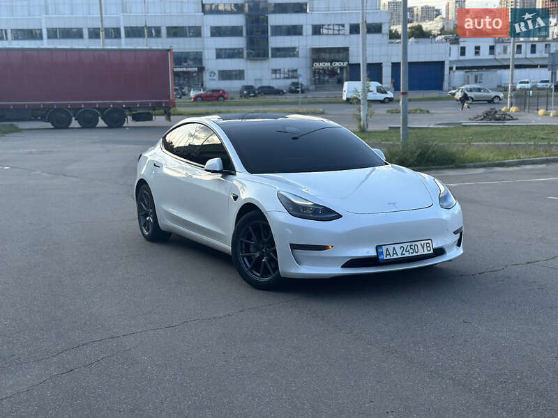 Седан Tesla Model 3 2021 в 