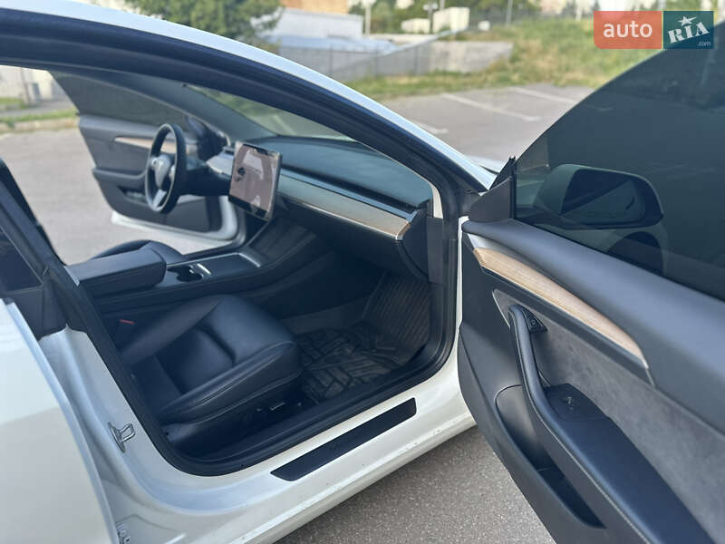 Седан Tesla Model 3 2021 в Киеве