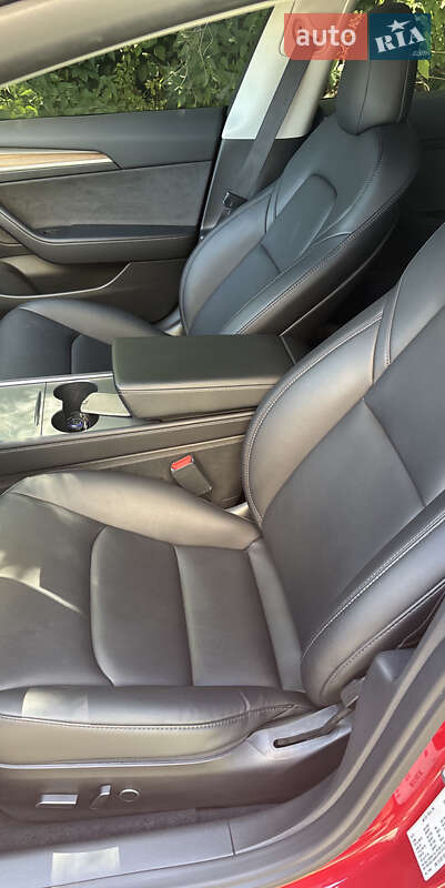 Седан Tesla Model 3 2022 в Чернівцях