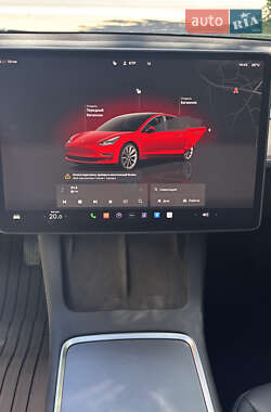 Седан Tesla Model 3 2022 в 