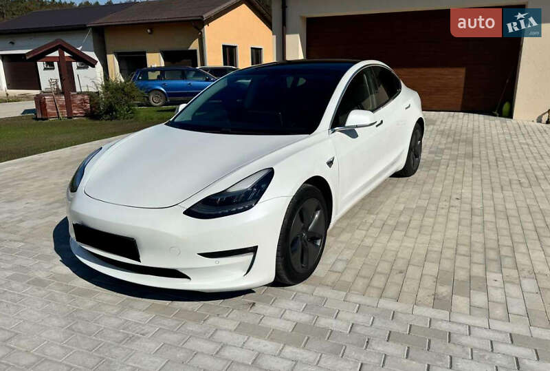 Седан Tesla Model 3 2020 в Ровно