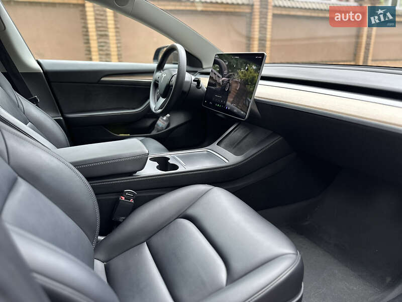 Седан Tesla Model 3 2022 в Чернигове