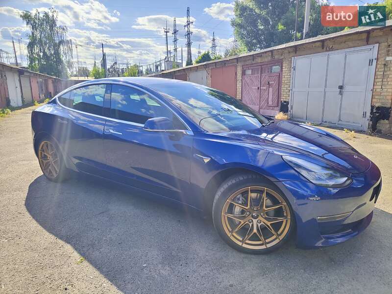 Седан Tesla Model 3 2019 в Киеве