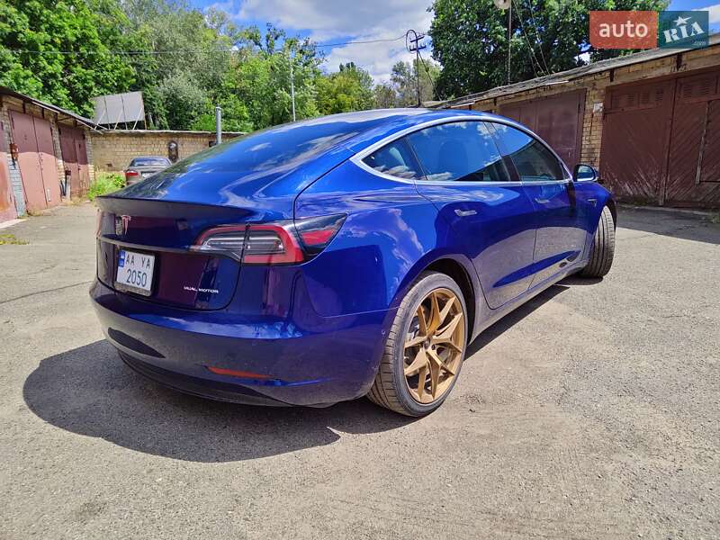 Седан Tesla Model 3 2019 в Киеве