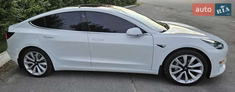 Седан Tesla Model 3 2018 в Києві