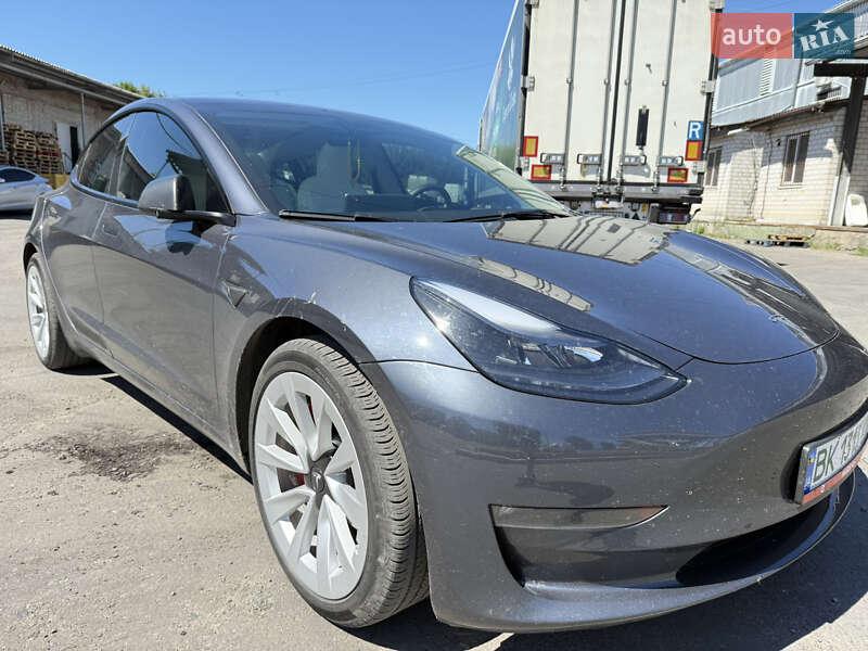 Седан Tesla Model 3 2023 в Ровно